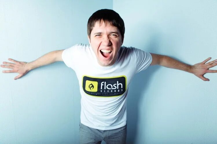 Диджей флеш красноярск. Диджеи севастополь на дискарь. Dj выступающий. Dj flash. Диджей флеш красноярск.