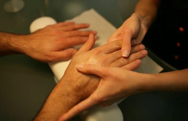 Массаж рук. Массаж мужские руки. Массаж рук мужские руки. Лечебный массаж рук. Довела мужа руками