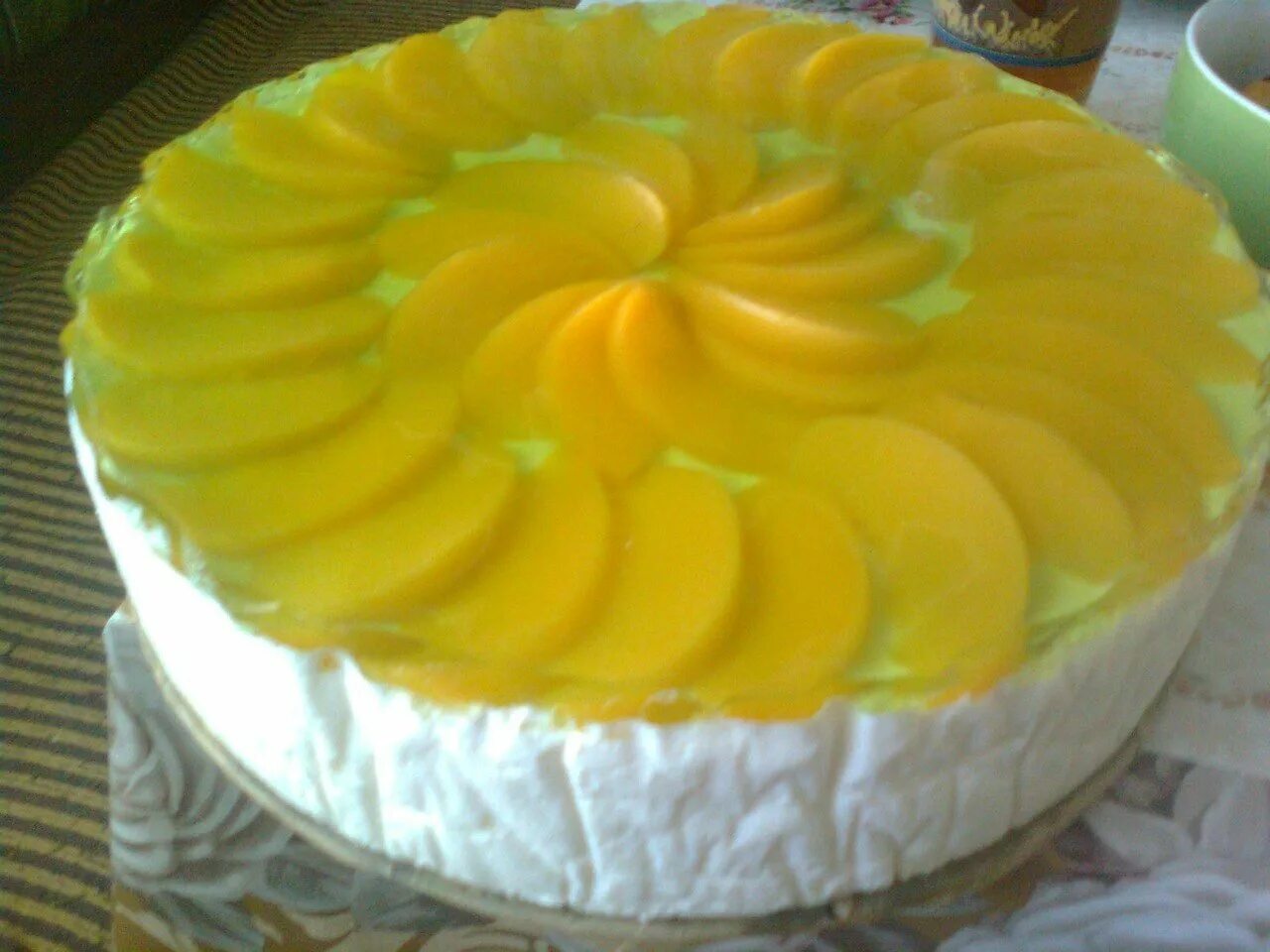 Желейный торт с киви без выпечки. Украшение торта фруктами и желе. Бисквитный торт с персиками консервированными. Бисквитный торт с желе и фруктами. Желейный торт корж.