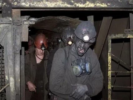 Клеть поднимают из шахты