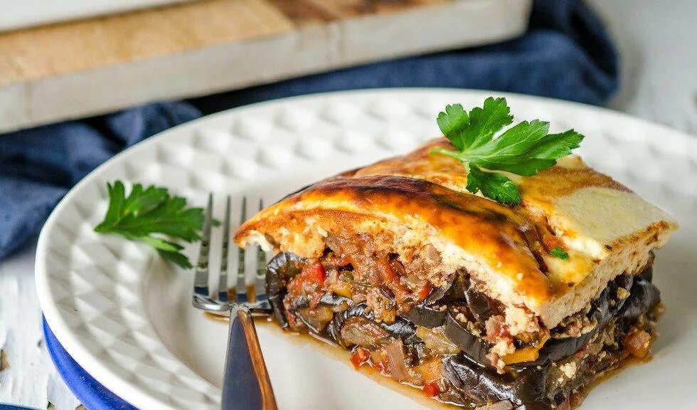 Мусака с баклажанами и фаршем. Мусака с баклажанами и фаршем. Кето мусака. Мусака рецепт с картошкой и баклажанами. Мусака с говядиной.