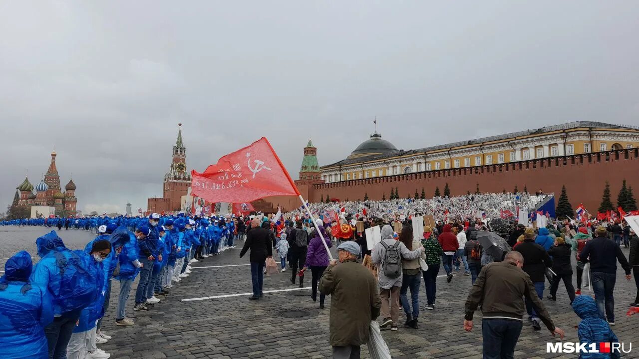 Будет сильная победа. День Победы красная площадь. Красная площадь фото. 9 Мая Москва. Люди на красной площади.