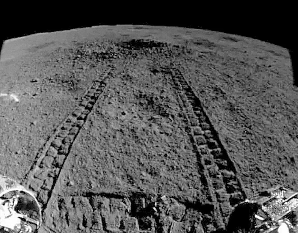 Место посадки Аполлон 11 на Луне. Снимки Аполлона на Луне. Следы на Луне. Следы астронавтов на Луне. Корабль на поверхности луны