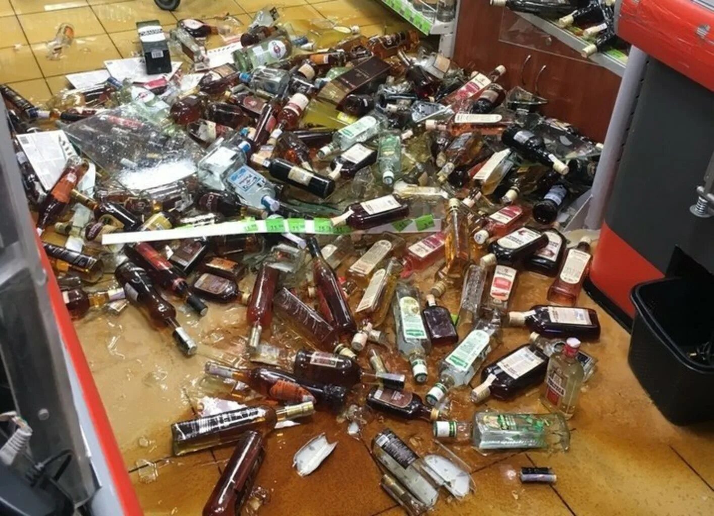 Разбитые бутылки в магазине. Разбитая бутылка в магазине.