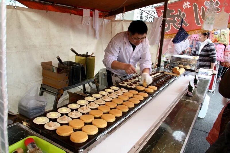 Уличный фаст фуд в японии. Стрит фуд осака. Японский фаст фуд. Уличная еда. Какой фаст фуд в японии.