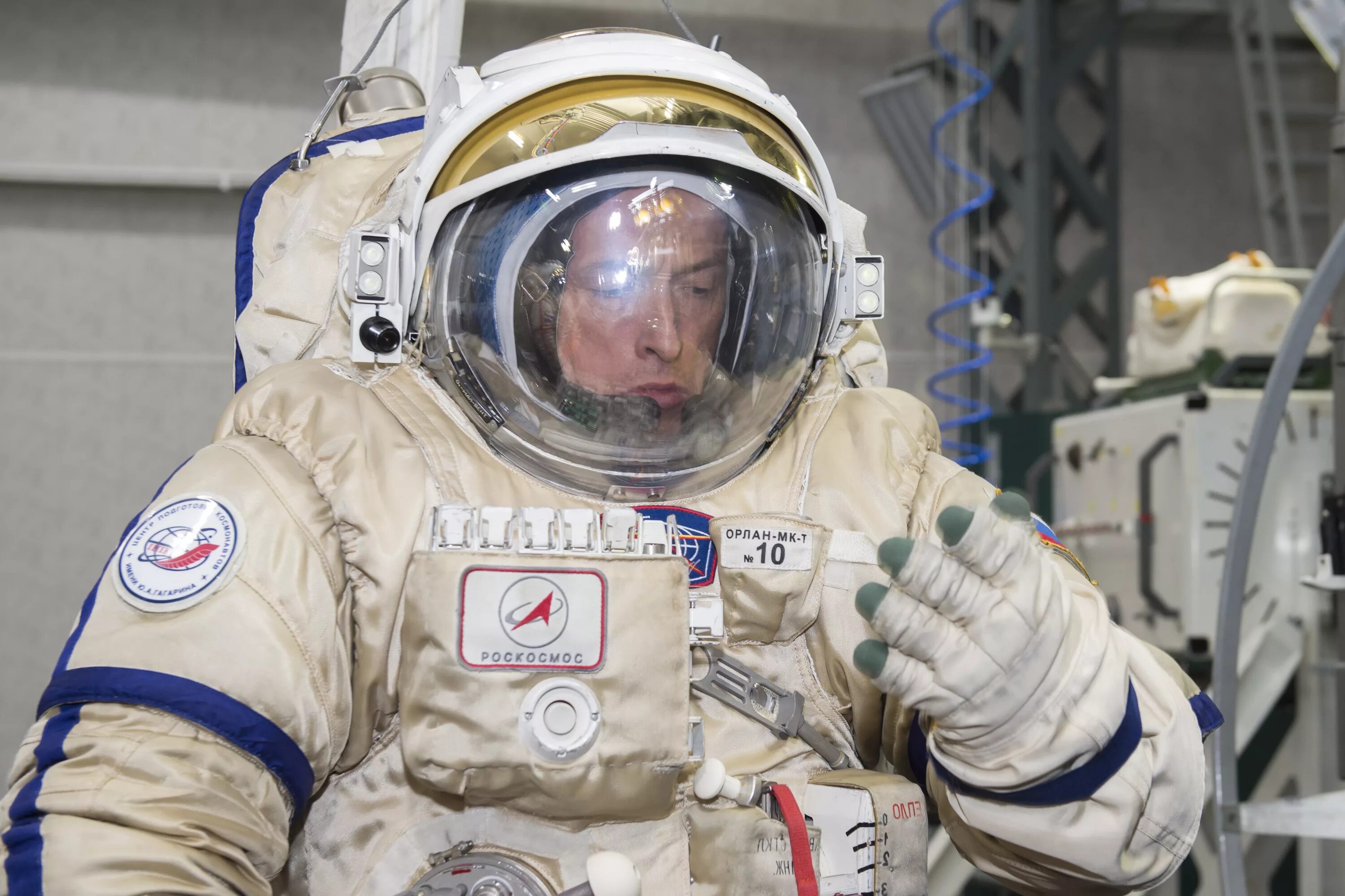 Космонавт 2024 г. Скафандр Космонавта Орлан. Скафандр Космонавта Орлан МКС. Орлан-МКС ВКД. Орлан костюм Космонавта.