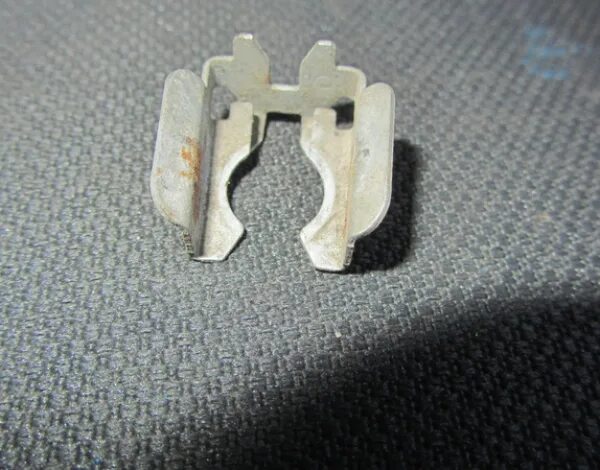 Скоба крепления форсунки 2112. Фиксатор форсунки cummins n14. Фиксатор форсунки. Скоба форсунки ваз 2112. Скоба крепления форсунки 2110.