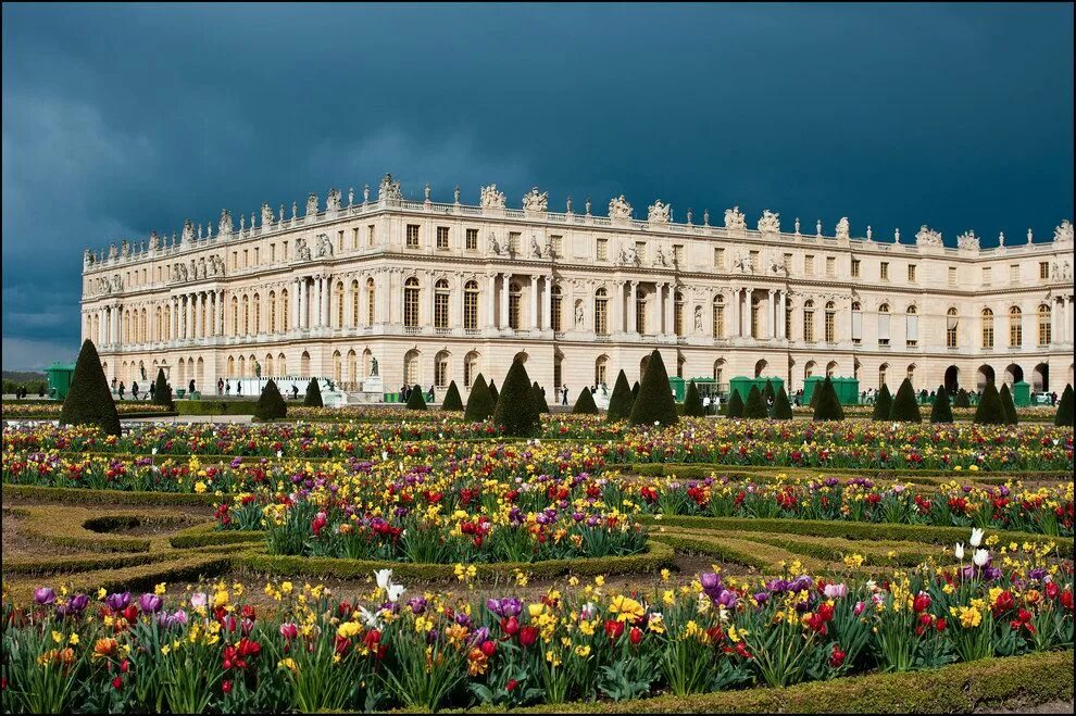 Chateau versailles. Версальский дворец дворцы Франции. Королевский двор Версальского дворца. Королевская резиденция Версаль. Замок Версаль в Париже.