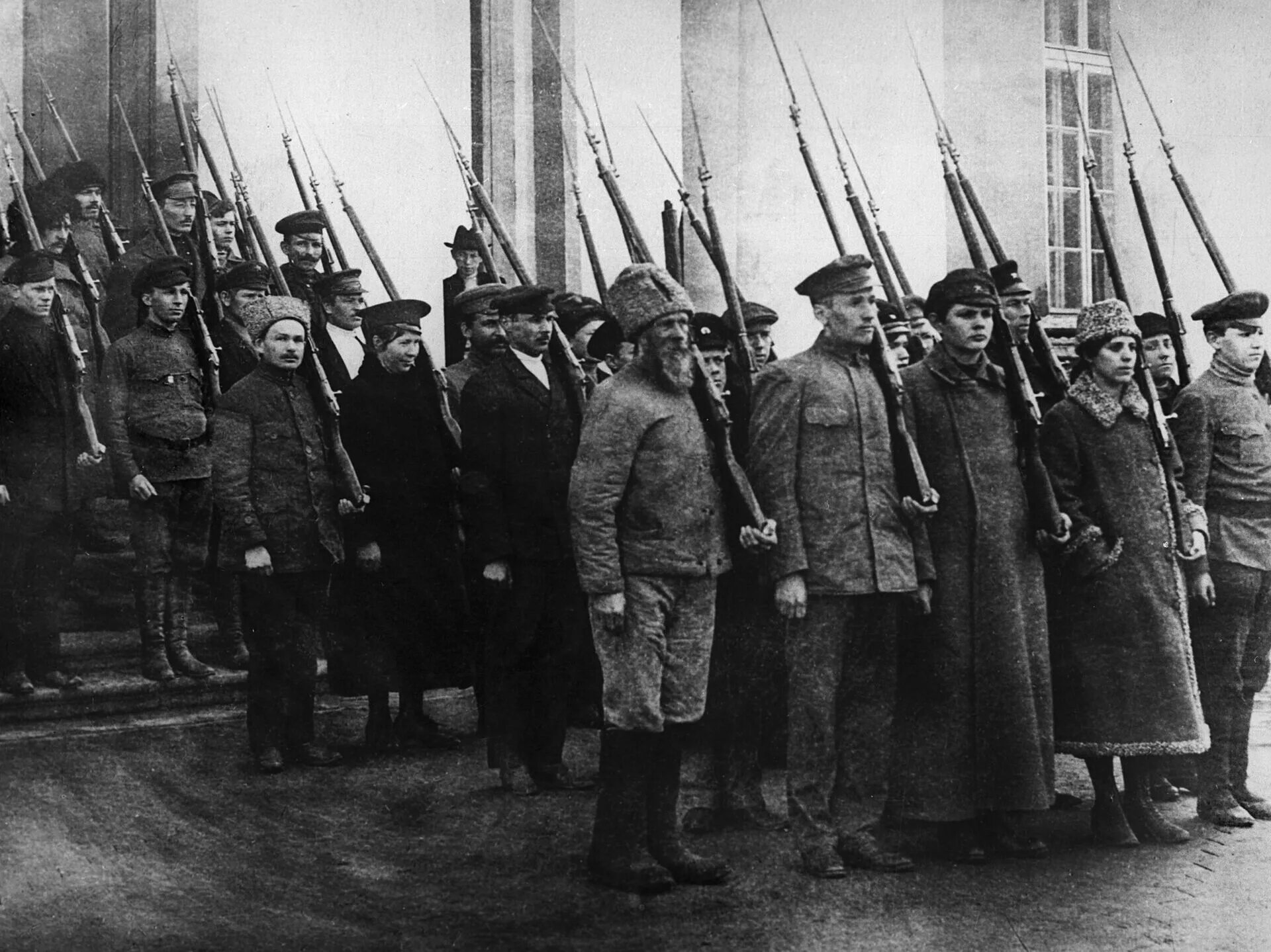 Путиловский завод 1917. Штурм зимнего дворца 1917. Революции в 1917 1920 годах. Октябрьская революция 1917. Взятие зимнего дворца в 1917 году.