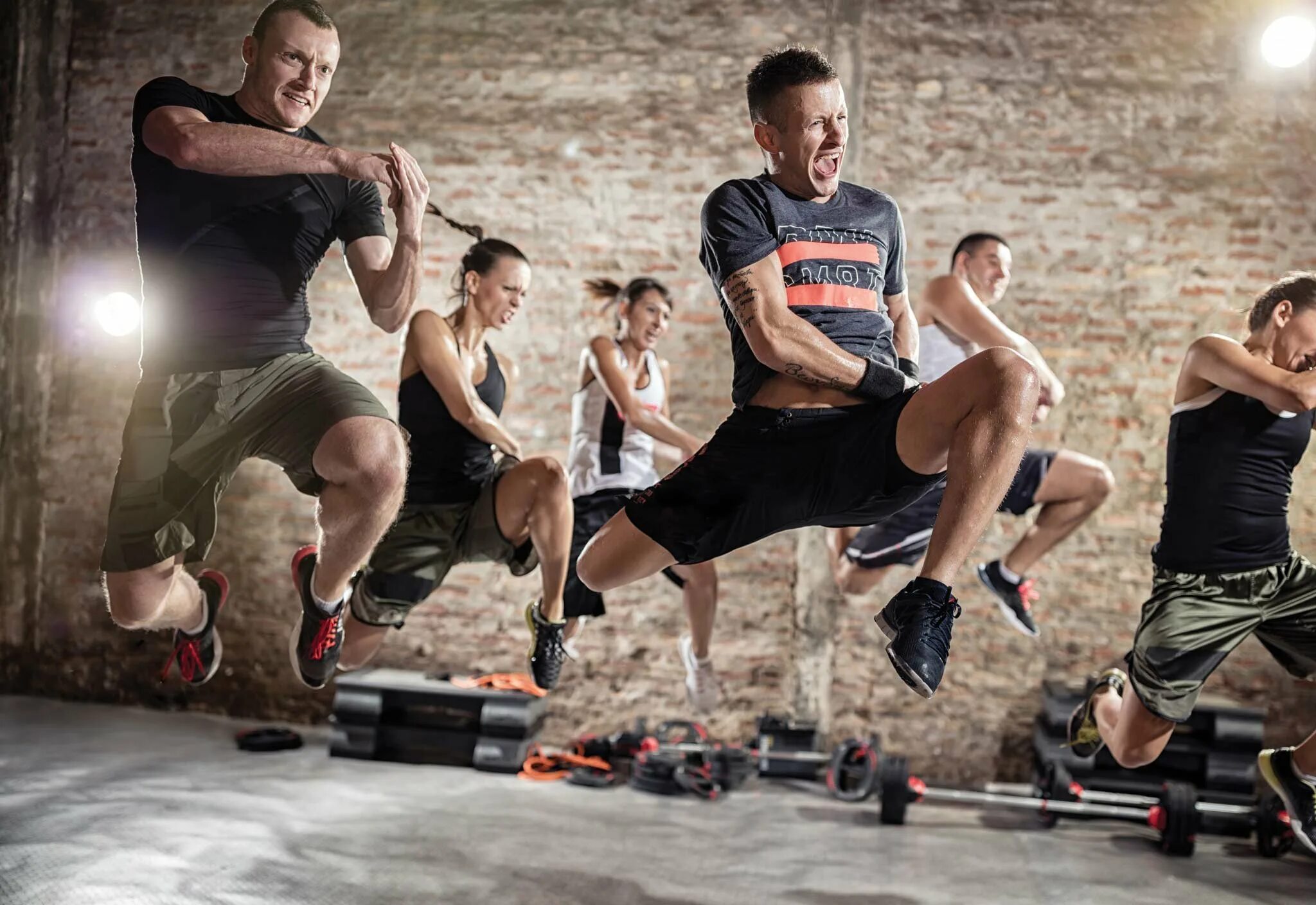 Body combat тренировка. Взрывная тренировка. кардио страйк тренировка. бодикомбат на улице.