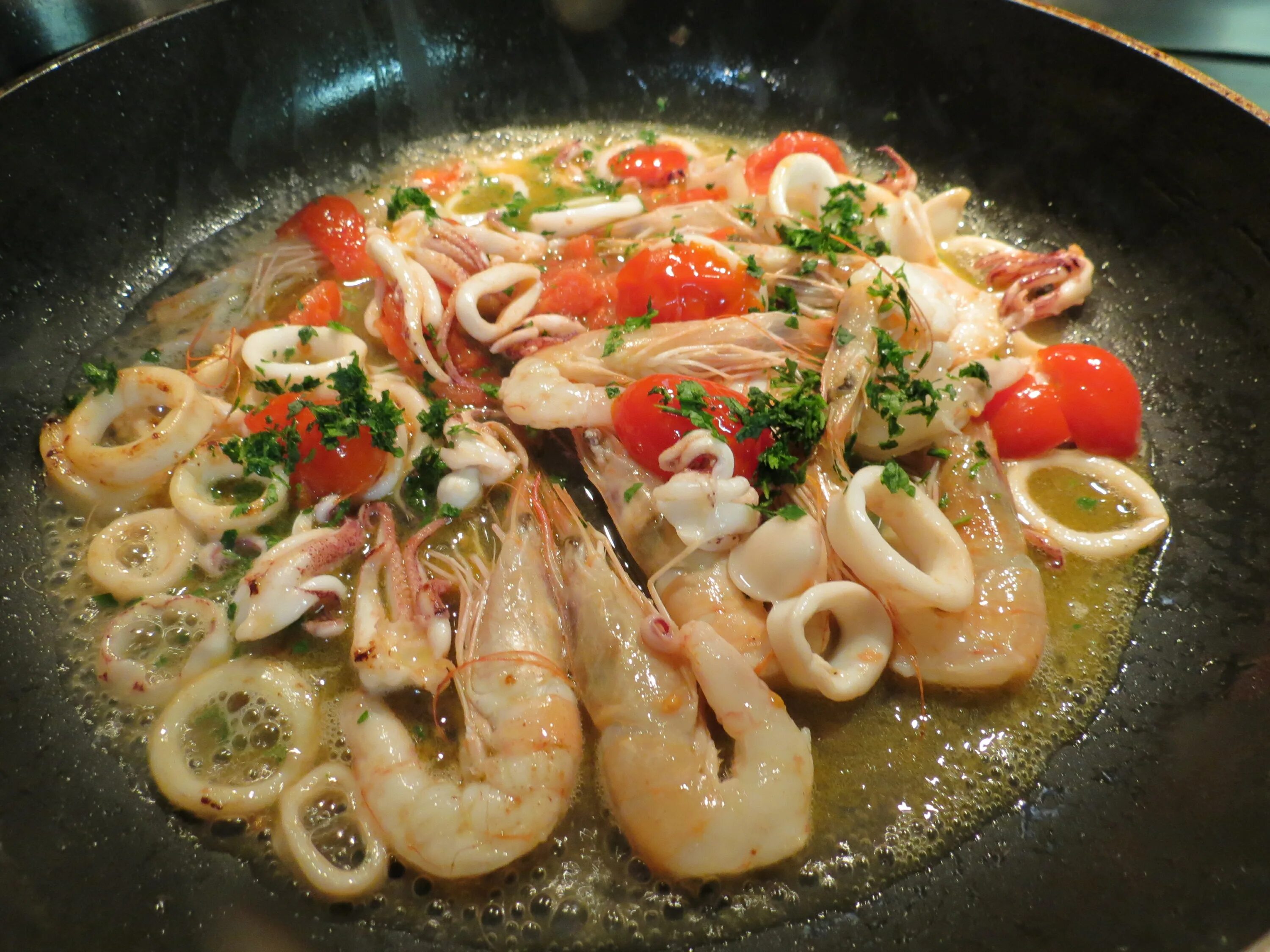 Рецепт кальмаров в соусе с чесноком. Кальмар на сковороде. Кальмары в сливочном соусе. Морепродукты в сливочном соусе. Сливочный с морепродуктами.