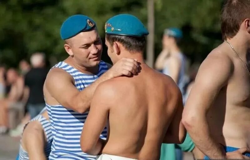 Покажи про голубых