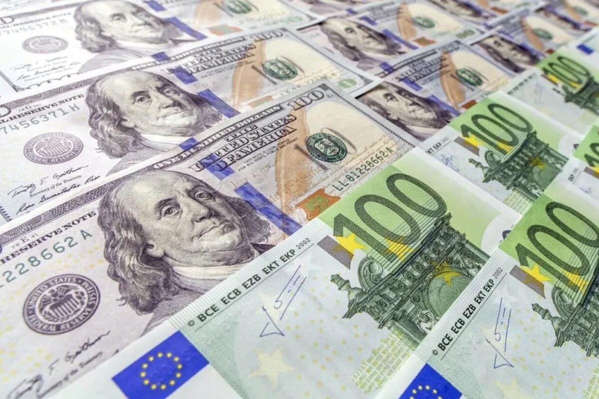 Иностранные деньги в россии. Иностранная валюта. Доллар и евро. Деньги евро доллары. Купюры евро и доллара.