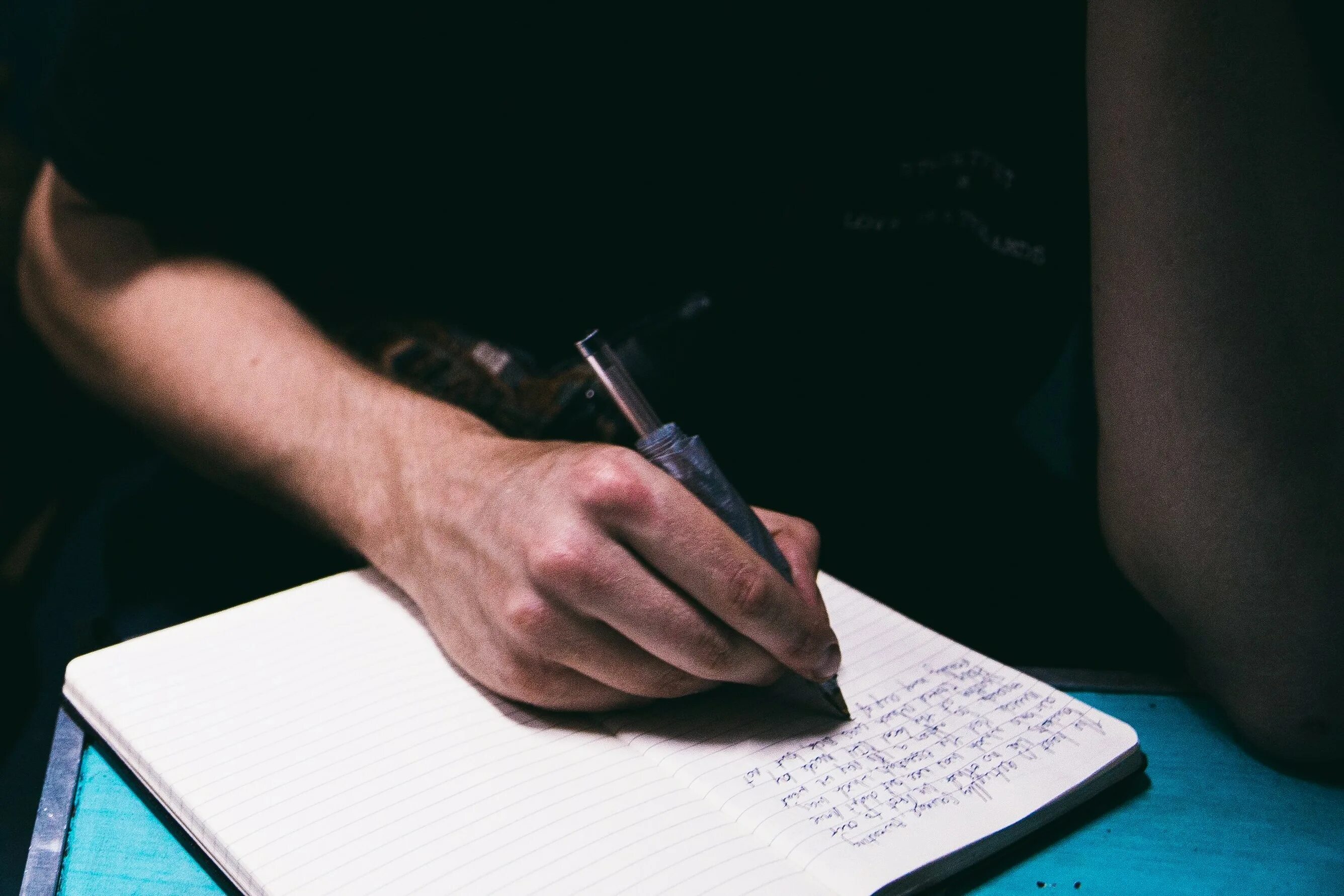 Самого пишущего о том о. Пишущий писатель. Самого пишущего о том о. Написание письма. Перо для письма.