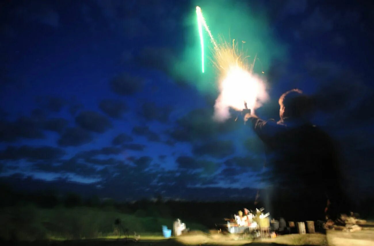 зеленый огонь в небе. нло зеленого цвета. зеленый огонек в небе. зеленый метеор. зеленый огонь малициента.