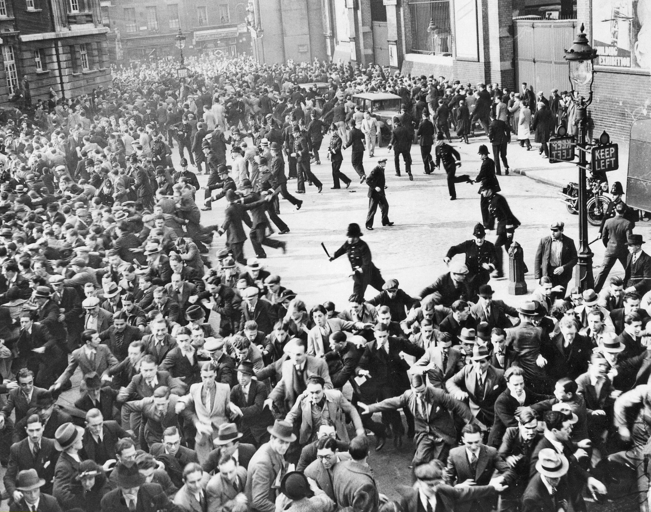 Битва на Кейбл-стрит. Битва на Кейбл-стрит Мосли. Восстания рабочих в Англии 1920. Марш чернорубашечников Англия. Антифашистские восстания