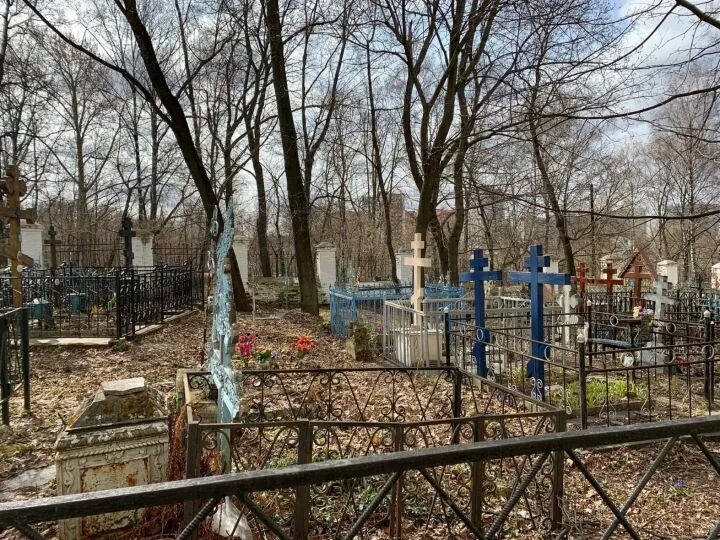 Алтуфьевское кладбище москва. Липитинское кладбище. Люди на кладбище съемка. Кладбище безродных. Ваганьковское кладбище в москве.