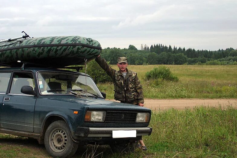 Лодка на крыше автомобиля как называется. Лодка ПВХ на крыше автомобиля ВАЗ 2107. Багажник на ниву для лодки. Багажник под лодку ПВХ на крыше автомобиля. Багажник для лодки ПВХ на крышу автомобиля.