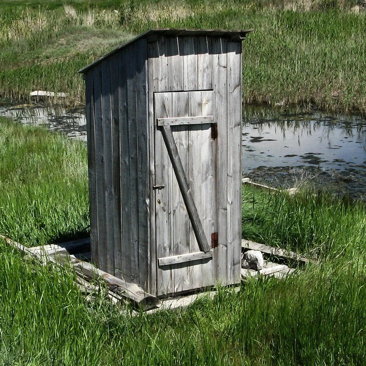 Сельский туалет сектор. Деревенский туалет. Сельский туалет. Старый деревянный туалет. Деревянный деревенский туалет.