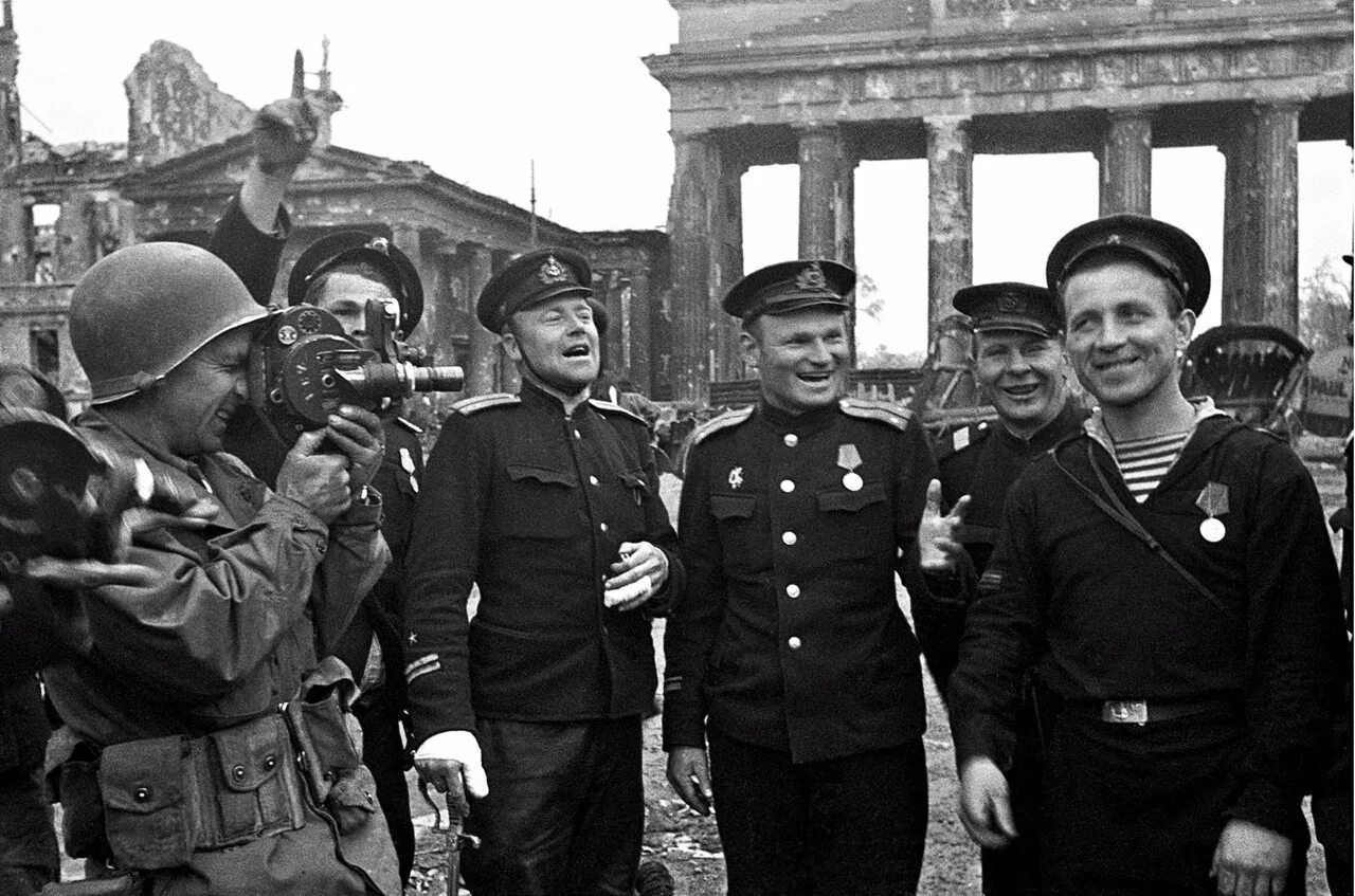 Фото победы великой отечественной 1945. Победа Берлин 1945. 9 Мая 1945 Берлин. Моряки в Берлине 1945г.