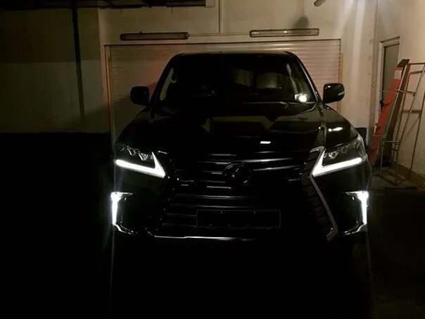 Лексус ночью лх570. Lexus LX 570 ночью. Лексус 570 черный ночью. Лексус 570 с черными фарами. Капот хавал джулиан