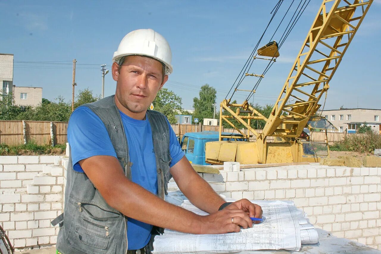 рабочие на стройке. люди на стройке. стройка и строители. монтаж каркасного дома. строительные работы.