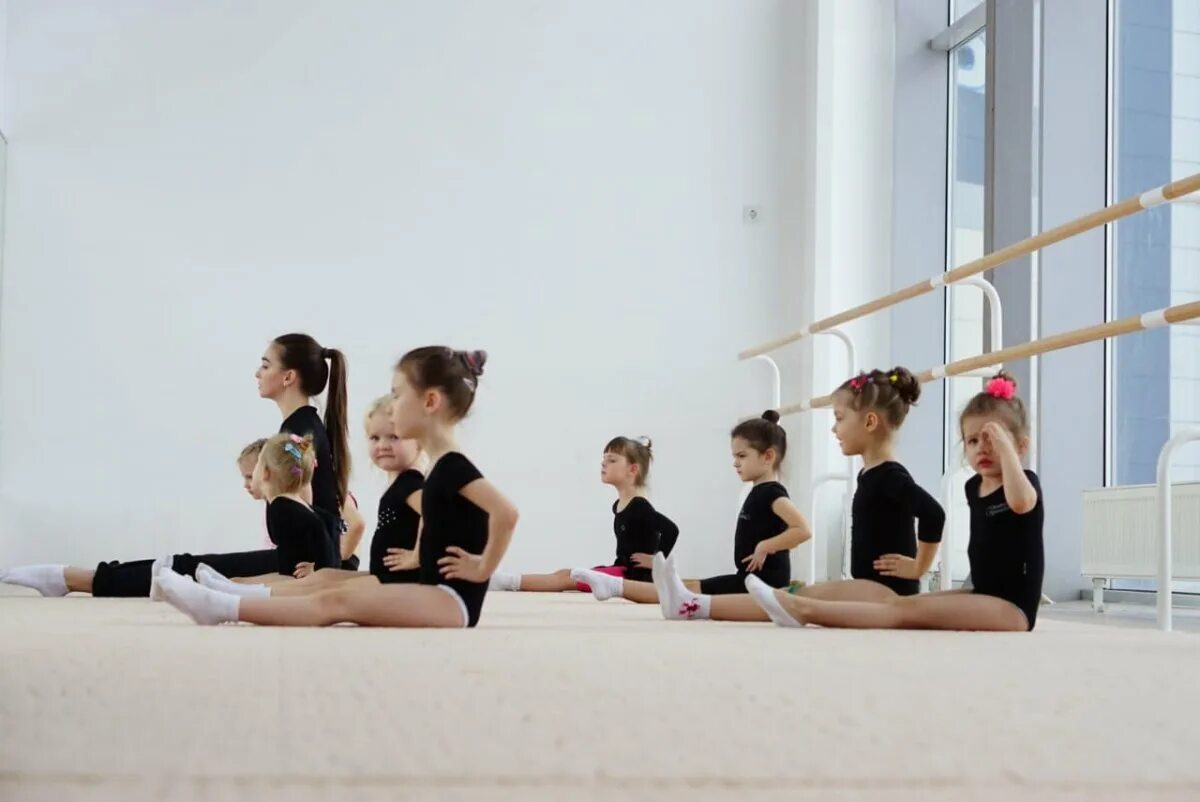 Занятия хореографией для детей. Хореография для детей. Гимнастка у станка. Хореография гимнастов вк. Хореограф по художественной гимнастике.