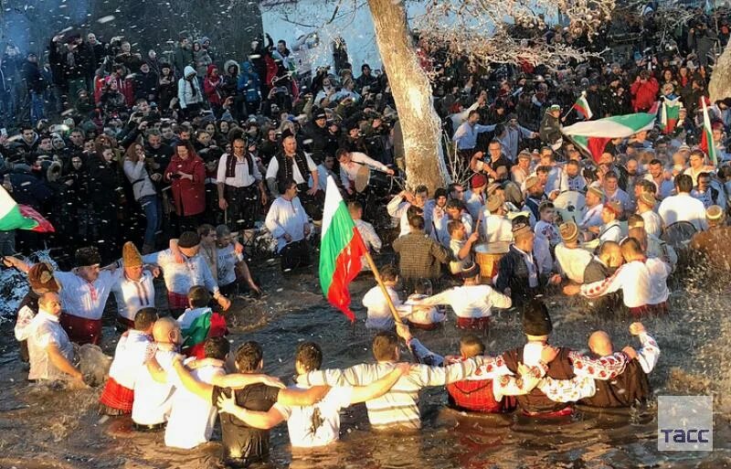 Какой праздник в болгарии. Праздники Болгарии. Традиционный праздник Болгария. Праздники в Болгарии 2022. Праздник серваки Болгария.