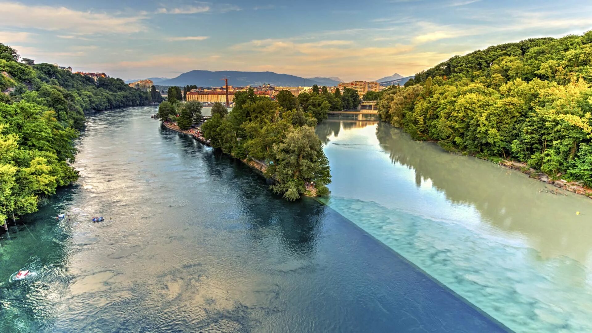 Река Рона во Франции. Река Рона и АРВ. Рона Швейцария. Слияние рек Роны и Арва в Женеве, Швейцария.. Рона франция