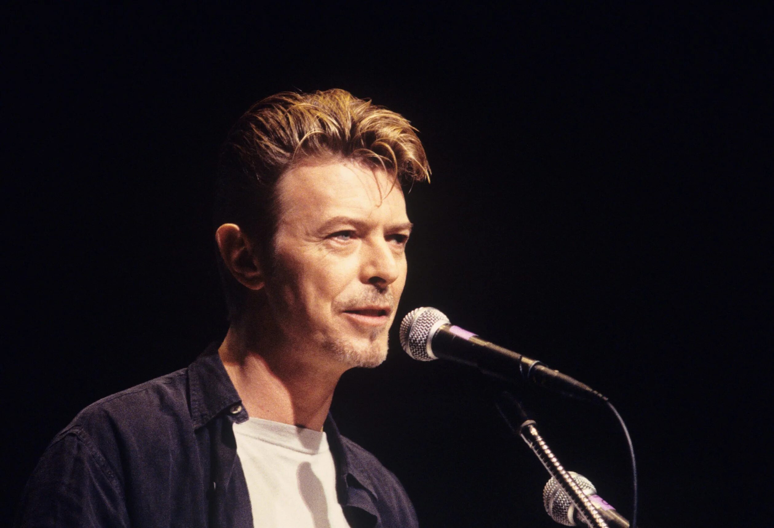 Дэвид боуи последнее. Дэвид боуи 1995. david bowie 1995. david bowie 1995 фото. dekmagazine david bowie 1995.