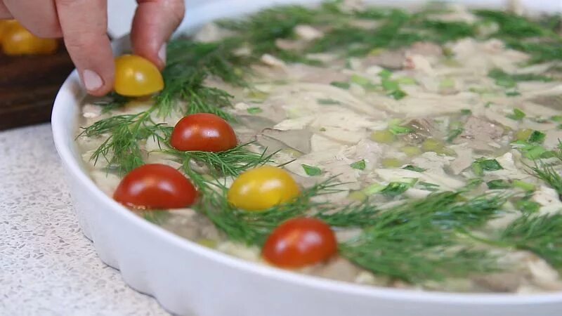 Заливное провансаль из курицы. Заливное провансаль с курицей. украшение заливного провансаль из курицы. украшение заливного из рыбы зелёный лук.