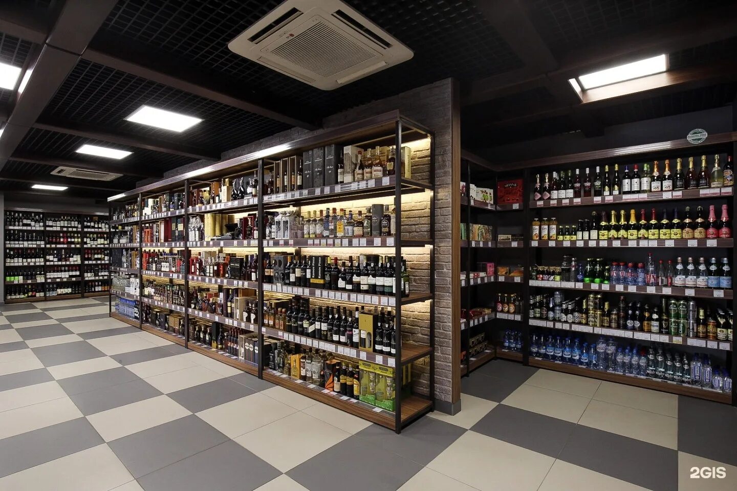 Винный бутик forte wine. Алкоголь в магазине. В доме алкогольный магазин. В доме алкогольный магазин. В доме алкогольный магазин.