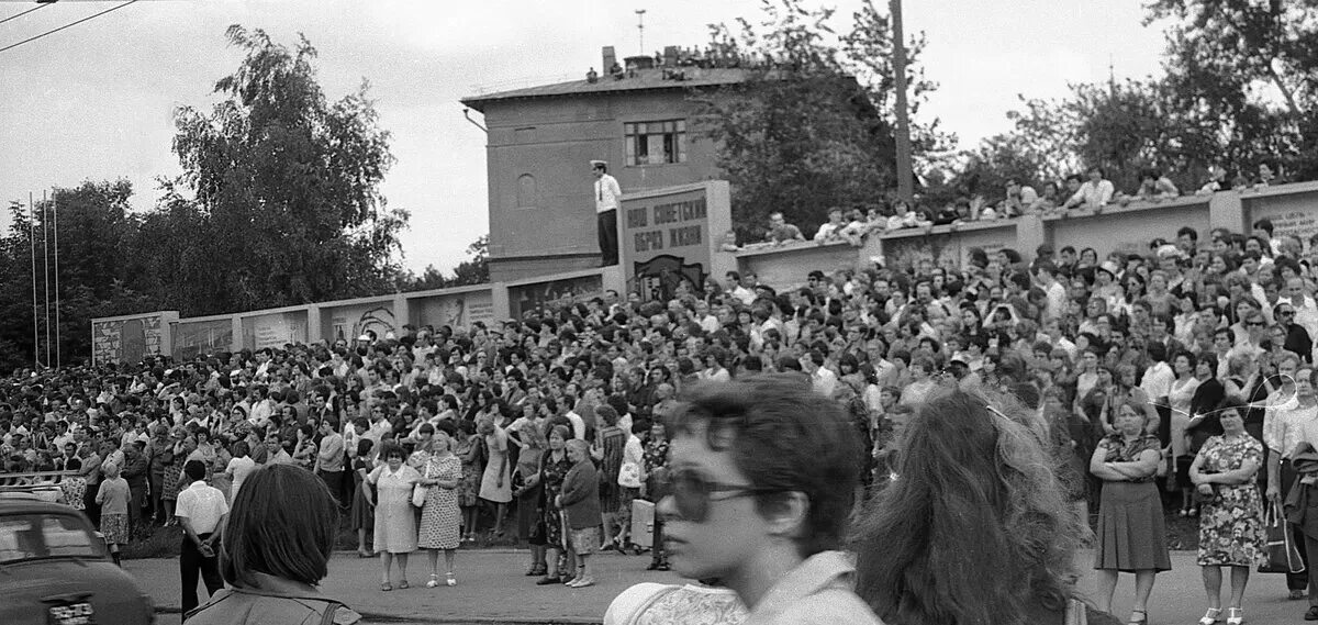 Москва 1980 похороны Высоцкого. Похороны Высоцкого Таганская площадь. Театр на Таганке похороны Высоцкого. Прощание с Высоцким на Таганке.