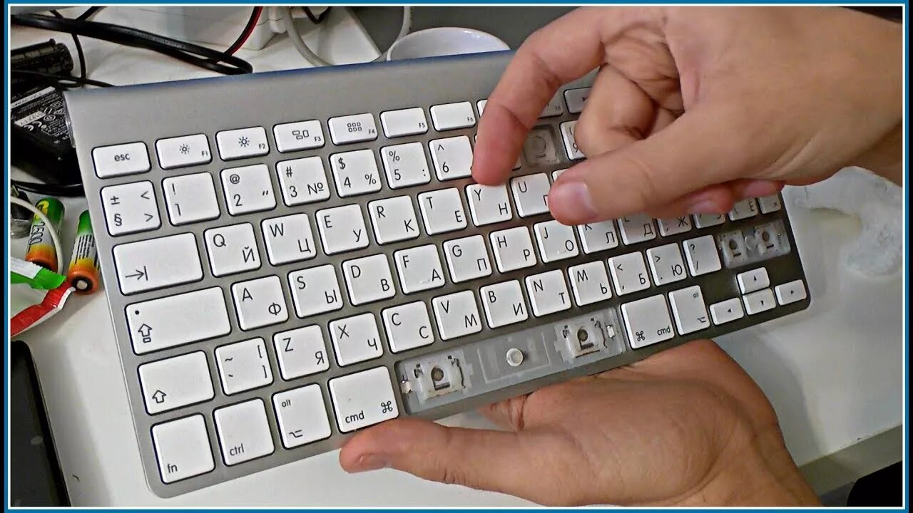 Apple Wireless Keyboard a1314. Разобранная клавиатура. Разобранная клавиатура компьютера. Чистка клавиатуры. На клавиатуру попала вода что делать