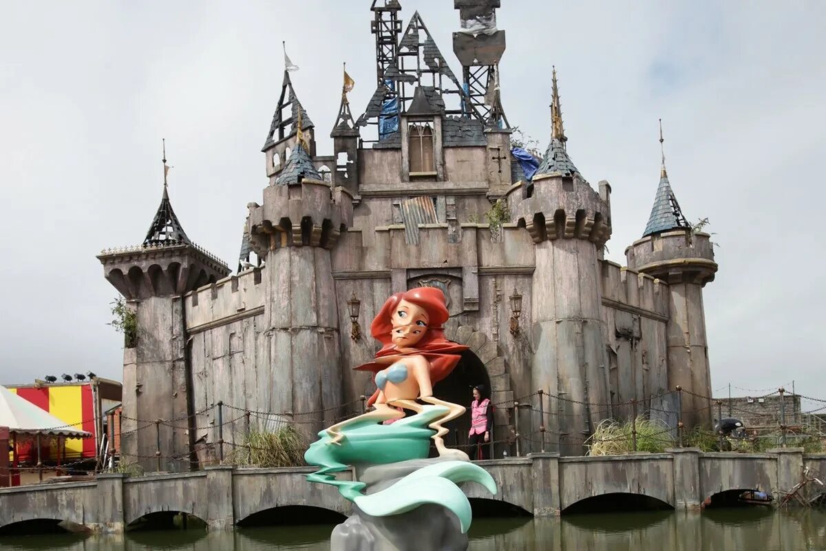 See they ever disneyland. Бэнкси парк Dismaland. Антидиснейленд, Великобритания. Banksy Диснейленд. Анти Диснейленд Бэнкси.