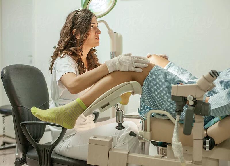 медсестра на кушетке. осмотр женщин в больнице. гинеколог мужчина. гинекологическое кресло в больнице.