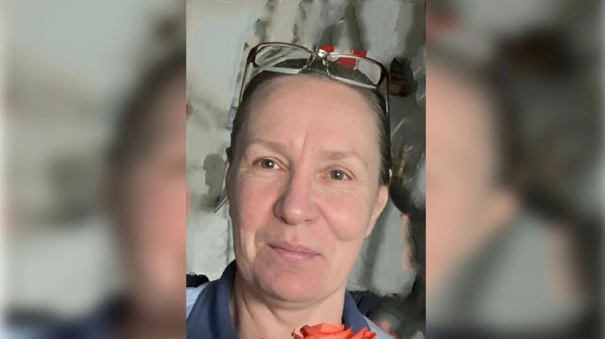 Потерянная женщина. Женщина потерялась в лесу. Задумчивое лицо. Переживания девушка. О потере женщины.