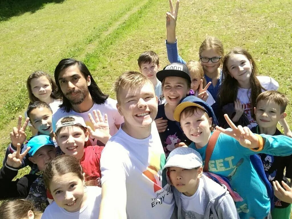 Enjoy camp изумруд лагерь. Дети кэмп. Дети кэмп. Детский лагерь. Дети кэмп.