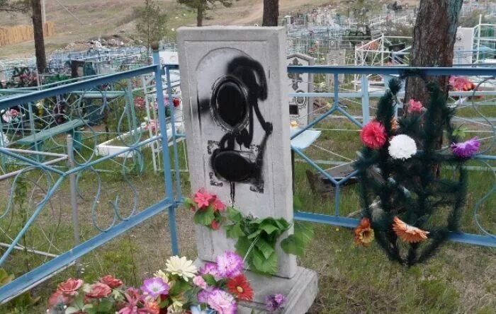 Могила вандалы. Надругательство над местами захоронения. Осквернение могил. Вандализм на кладбище. Могила на кладбище.