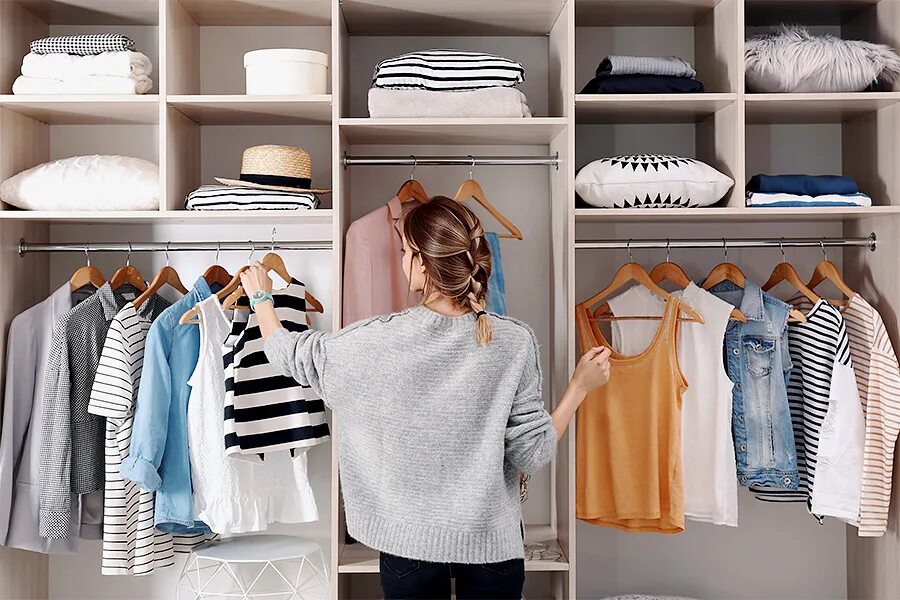 Хранение вещей в городе. Организация полотенец в шкафу и постельного белья. Шкаф для одежды. Хранение вещей в городе. Организация хранения вещей в шкафу.