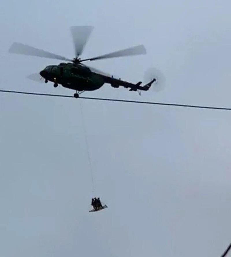 Вертолет над ступино. Ми-8 ФСО. Вертолет с тросом. Вертолеты над Кремлем. Над Москвой летают военные вертолеты.