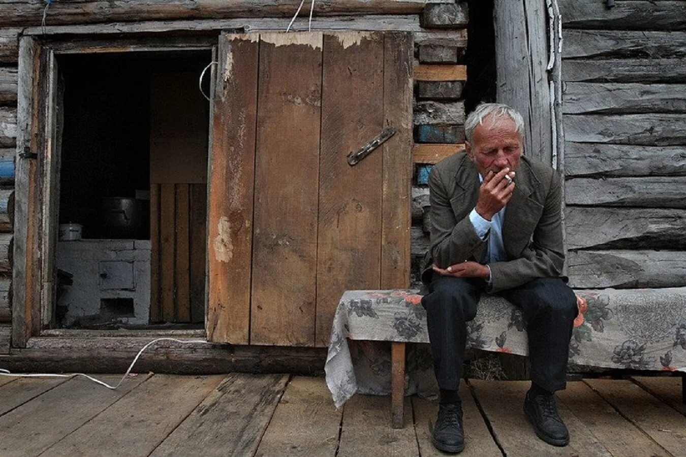 Все по старому живем. Старики в деревне. Человек в старинном доме. Деревенский дедушка. Одинокий старик.