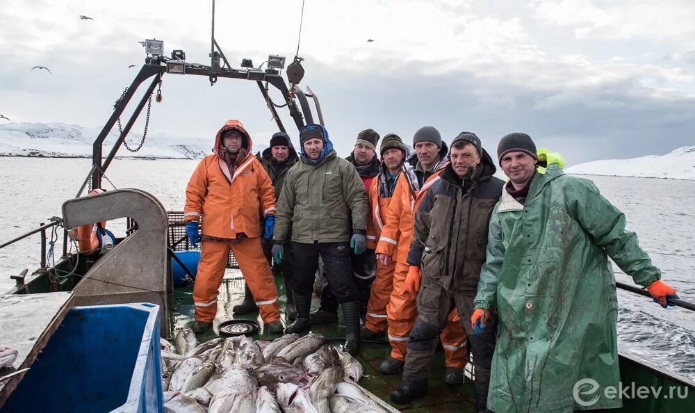 Англия ловила рыбу в баренцевом море. Палтус Териберка. Морская рыбалка Териберка. Териберка ловля трески. Лов мойвы в Териберке.