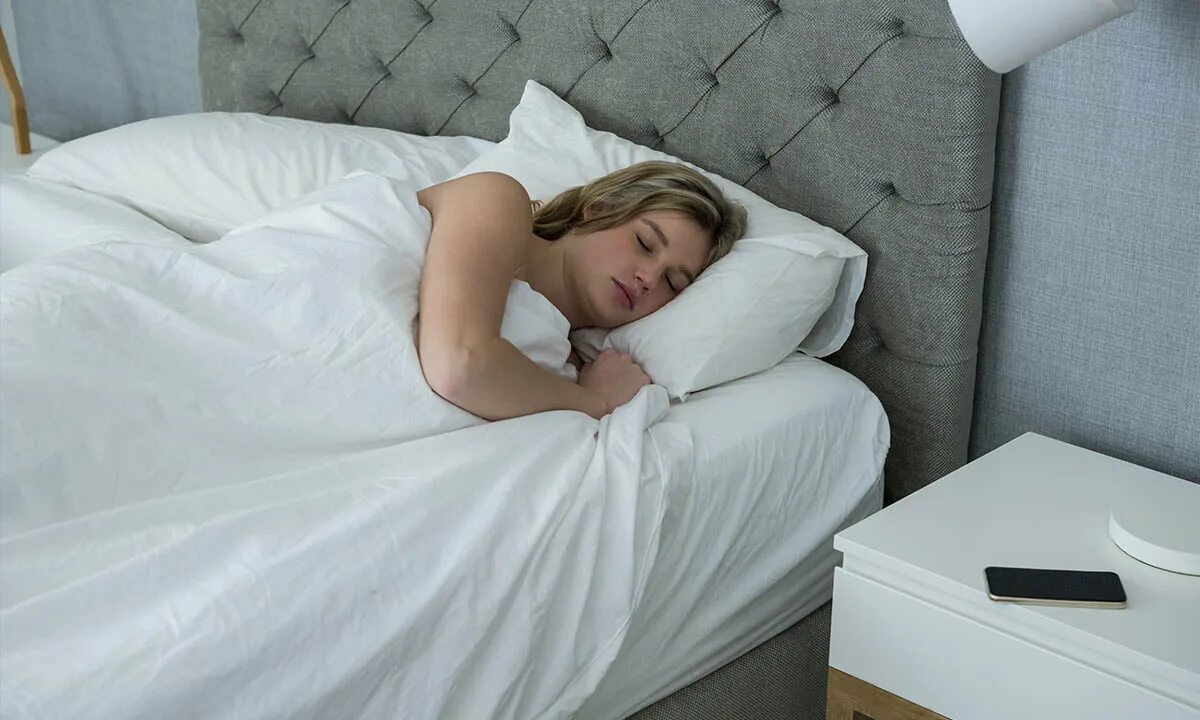Спящую юлю. Спящие женщины. Спать поперек кровати.