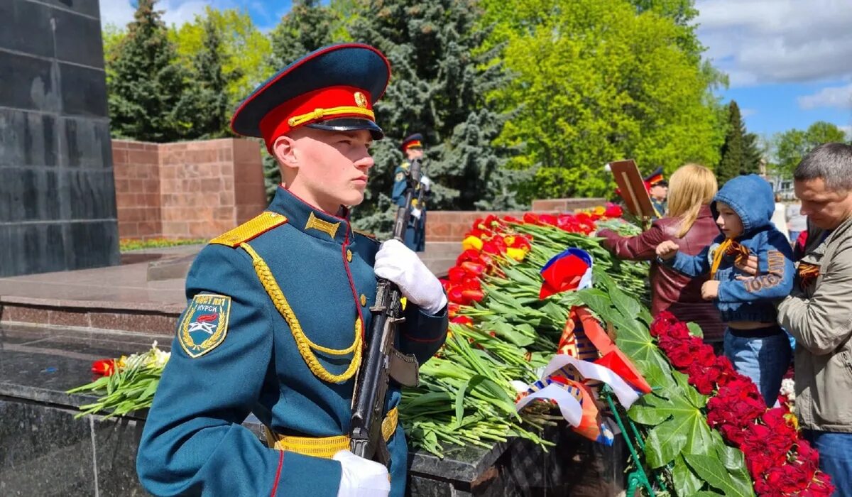 Мемориал Курск пост 1. Майкоп караул у вечного огня. Пост у вечного огня Курск. Почетный караул 9 мая. 1 мая курск