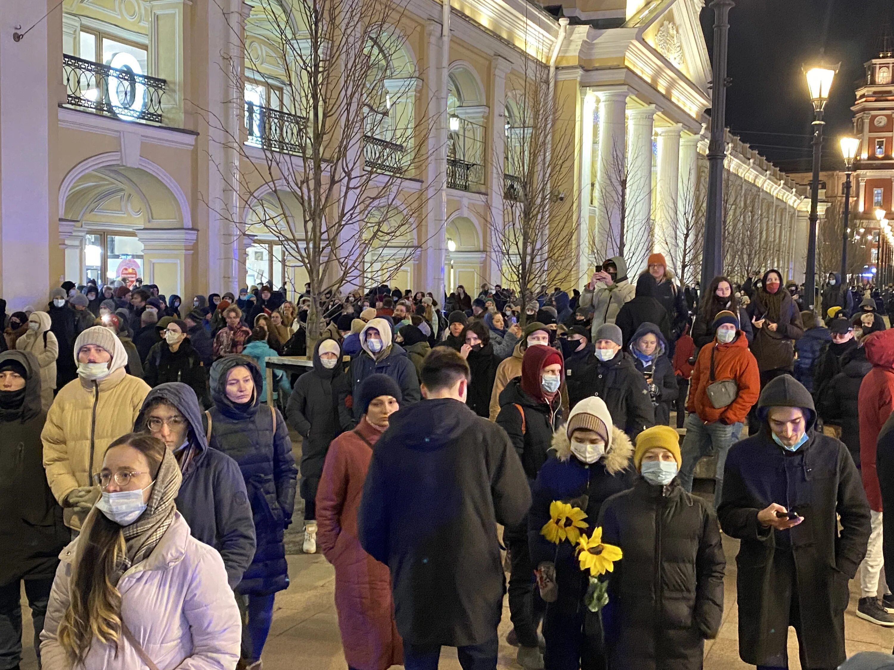 Против войны новости. Митинг. Протесты в Петербурге сейчас. Митинг в Санкт Петербурге. Митинги против войны в Петербурге.