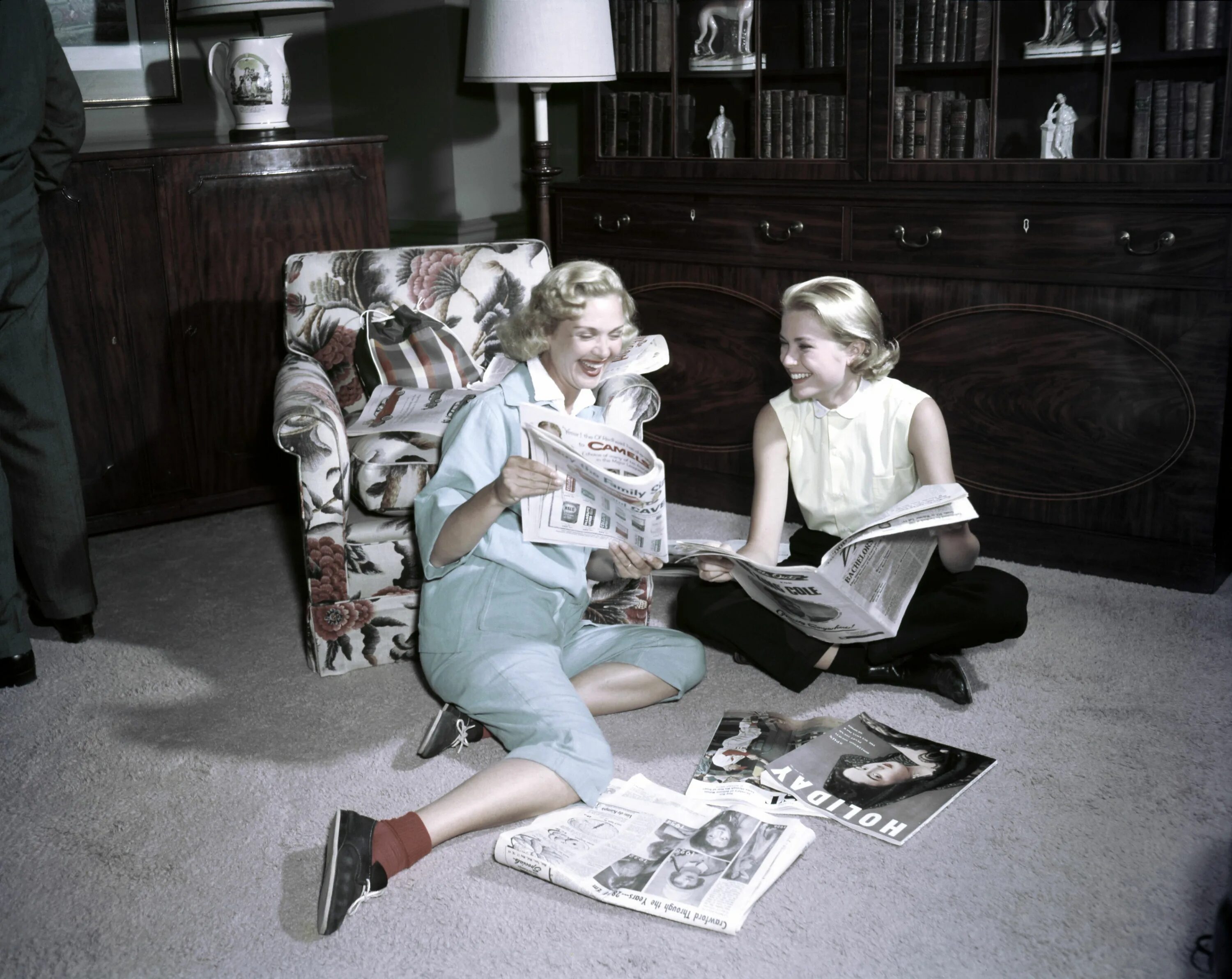 She reads magazines. American actress Grace Kelly. Grace Kelly clothes.