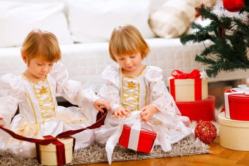 Подарок близнецам детям. Подарок двойняшкам на 3 года игрушку. Близнецы дарят подарки. Подарок близнецам ложки.