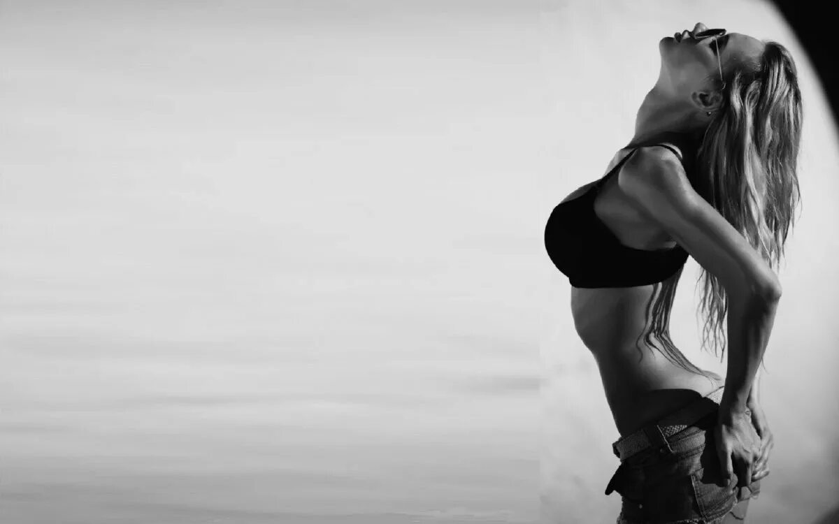 девушки на черном фоне вертикальные. девушки на черном фоне вертикальные. тёмные обои девушки. девушка. голая женщина на черном фоне.