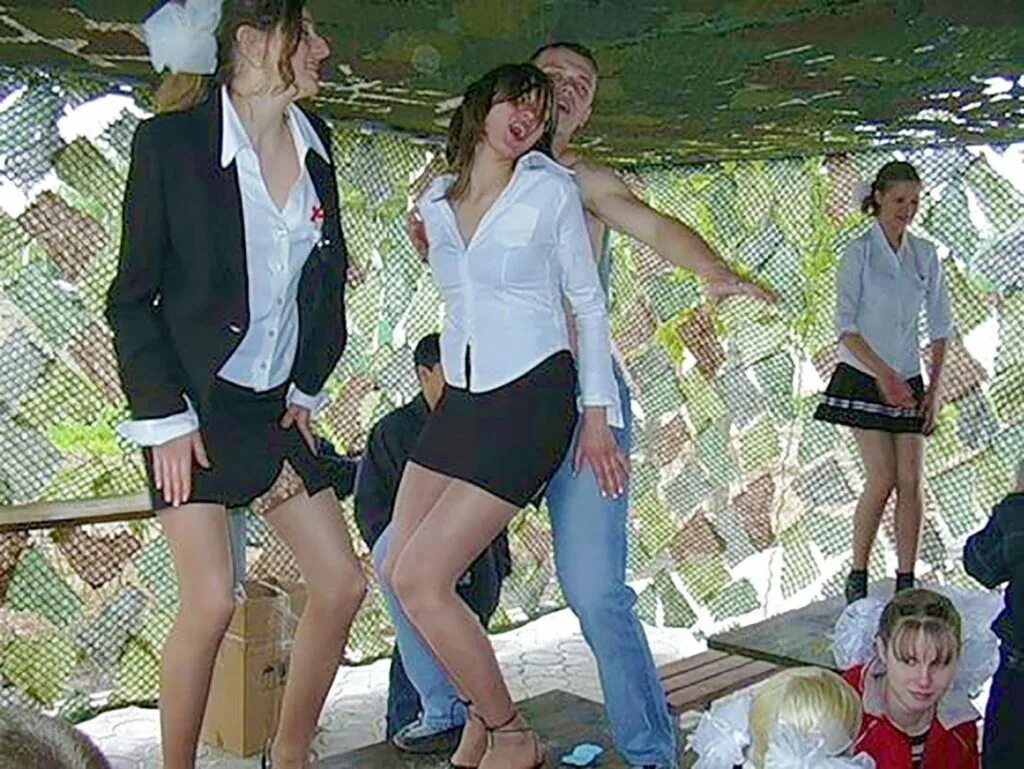 Одноклассница танцует с одноклассником